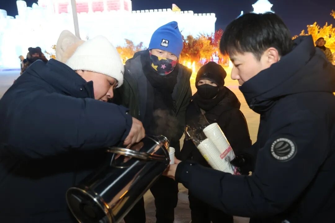 为游客提供姜水