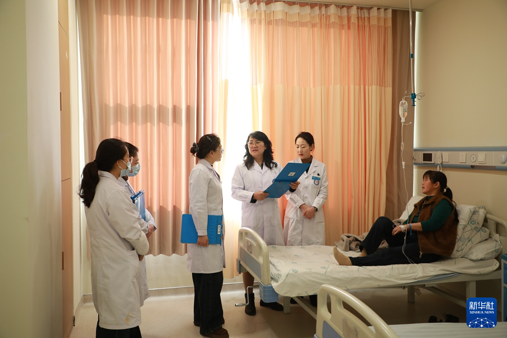 1月17日，在甘肃省漳县人民医院妇产科住院部，兰州大学第二人民医院妇产科主任何荣霞（左四）就具体病例对当地医生进行指导。新华社记者　张智敏　摄