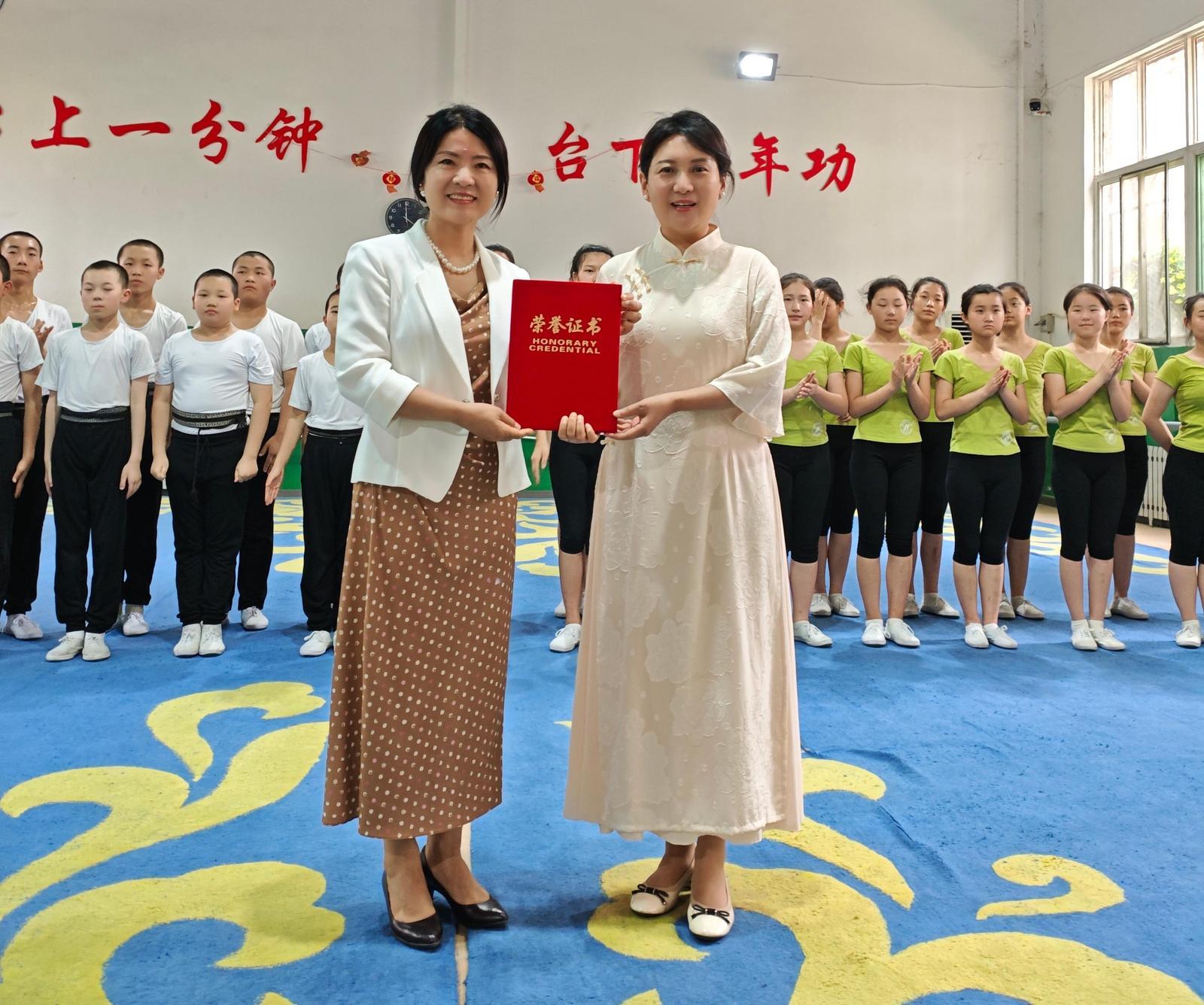 西安演艺集团副总经理惠敏莉（前排右）授予杨文秀（前排左）“爱心大使”荣誉称号