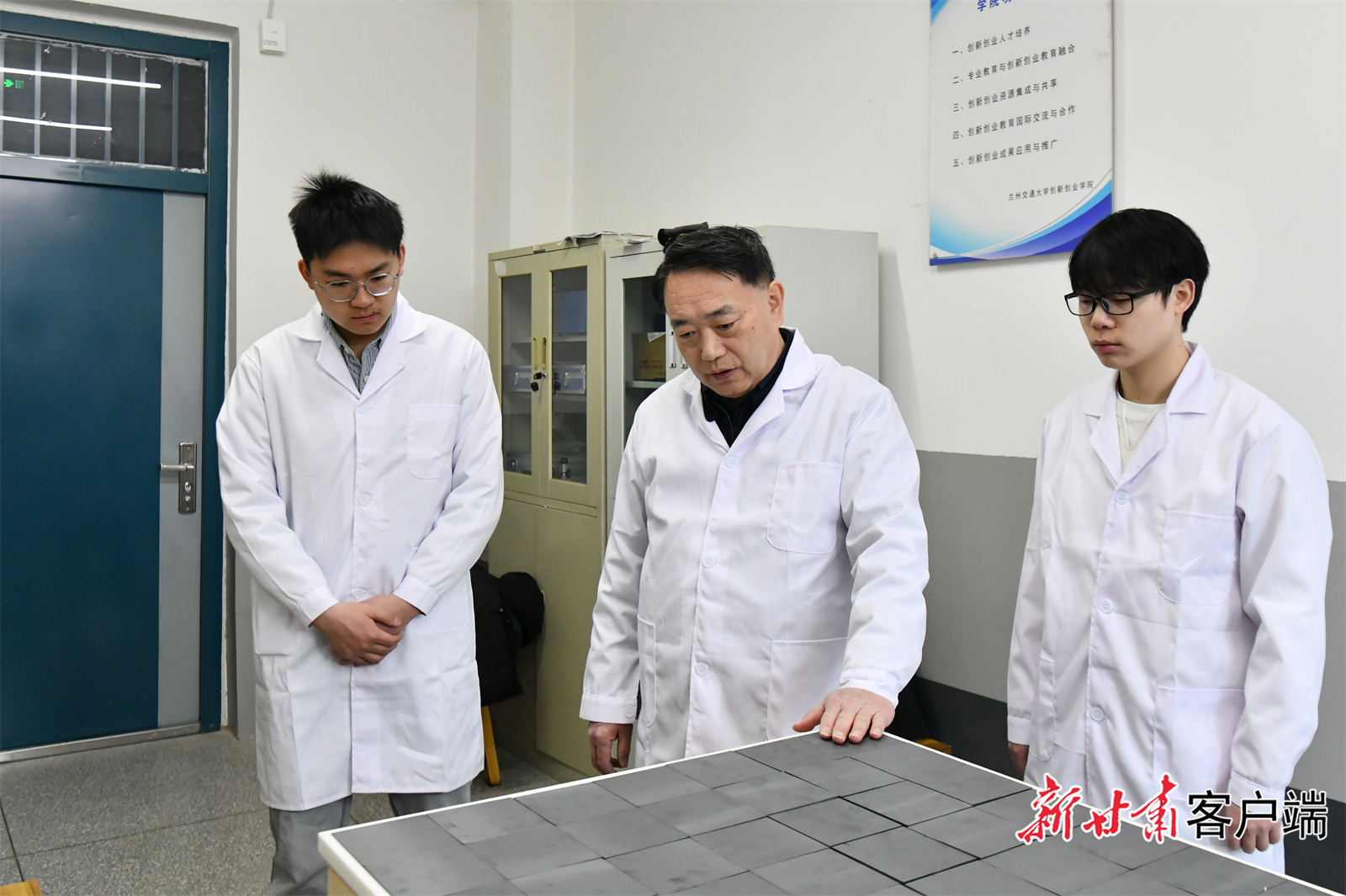 逯迈在指导学生做实验