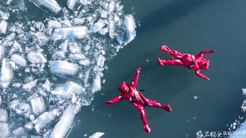 乌鲁木齐天山大峡谷景区太子湖湖面上，游客体验冰浮。张洁摄