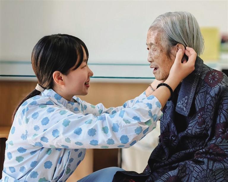 养老护理员为老年人提供专业服务