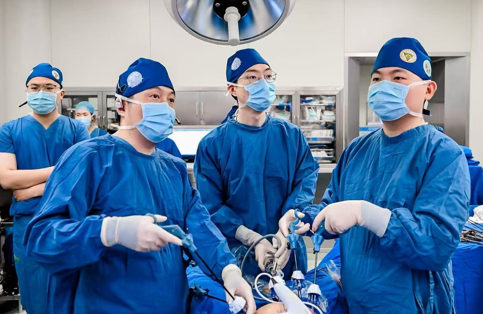 陶庆松主任(左一)带领团队为患者手术