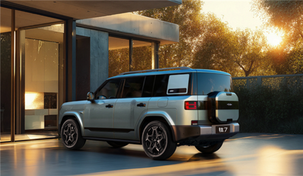 方程豹钛7成保命神车：A柱追尾大货车未变形