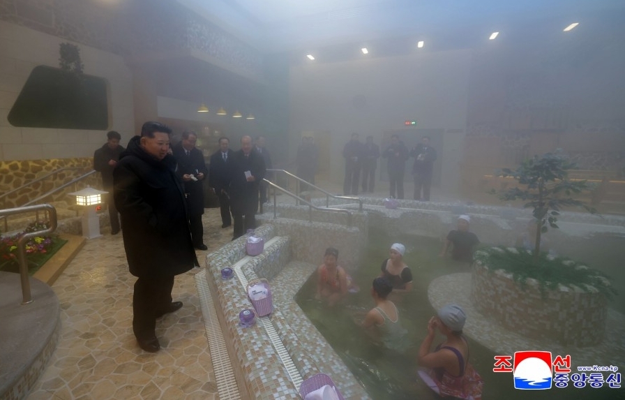 金正恩出席劳动者休养所竣工典礼,坐温泉边与民众交谈