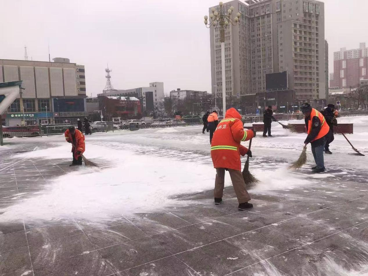保定：雪染街巷“橙”护归途，环卫人连夜奋战保畅通