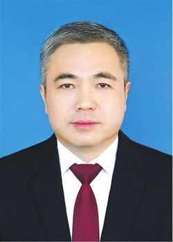 郑庆华，男，汉族，1970年10月生，研究生，中共党员。现任九江市第十六届人大常委会副主任。