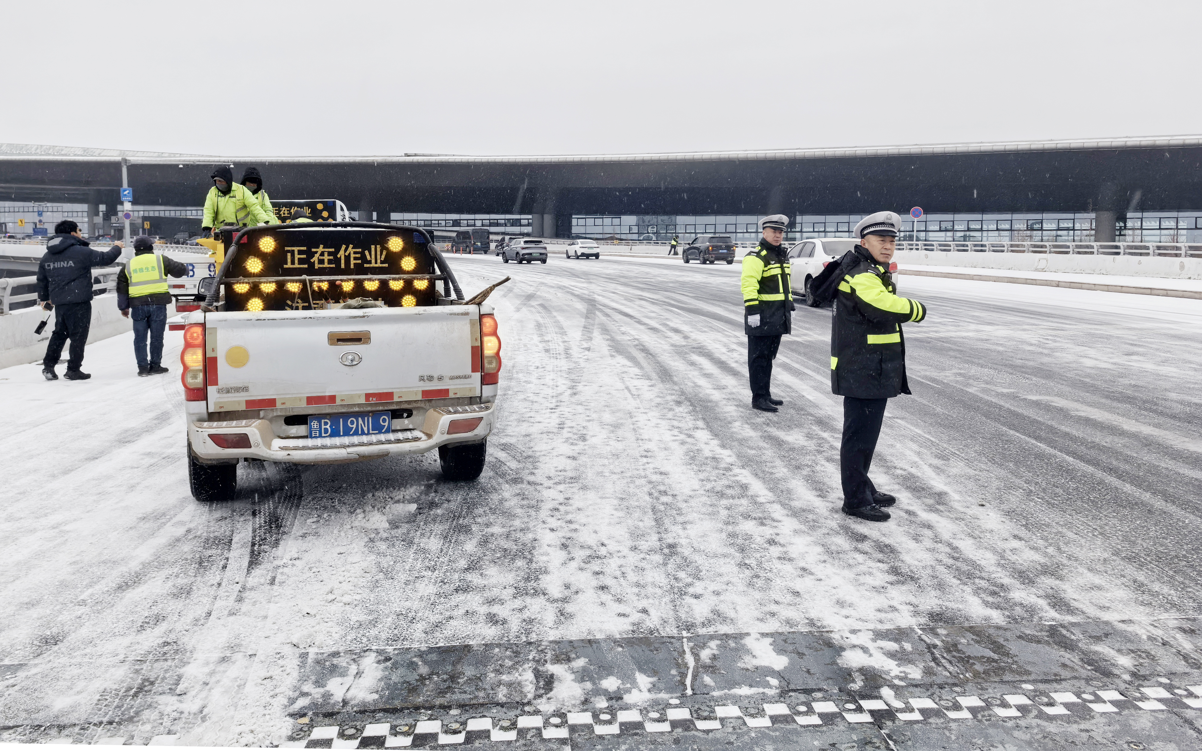 寒潮降雪来袭,青岛公安交管精准防控全力护航道路安全