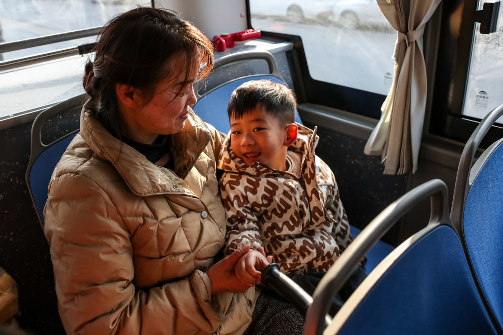 1月17日,群众在甘肃省陇南市两当县乘坐免费公交出行。新华社记者 郎兵兵 摄