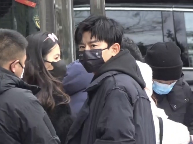 张杰现身2026央视春晚首次联排，口罩也挡不住帅气。