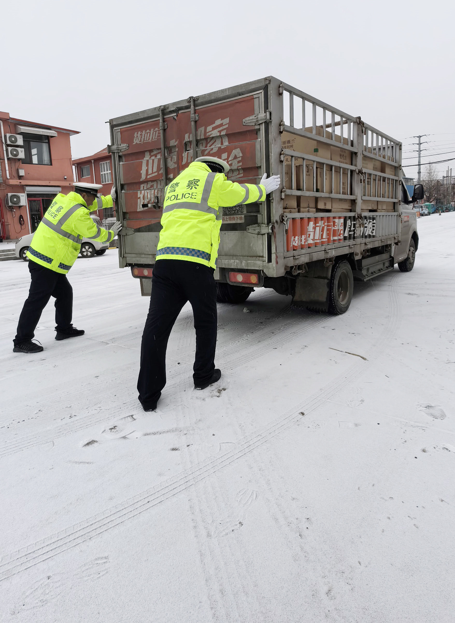 寒潮降雪来袭,青岛公安交管精准防控全力护航道路安全