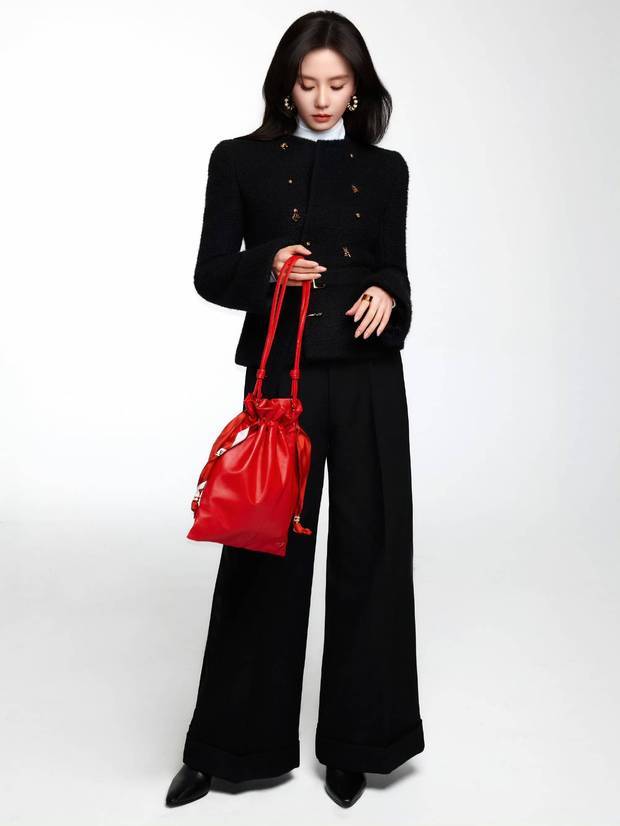 搜狐娱乐讯 近日，刘诗诗一组黑红撞色质感大片曝光，图中，她造型简约干练，气场全开又不失优雅随性。