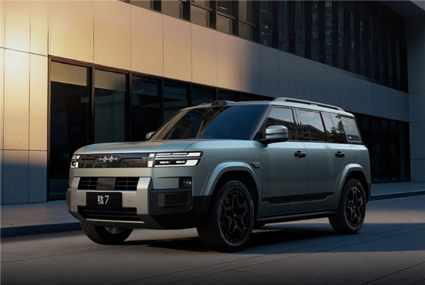 方程豹钛7成保命神车：A柱追尾大货车未变形