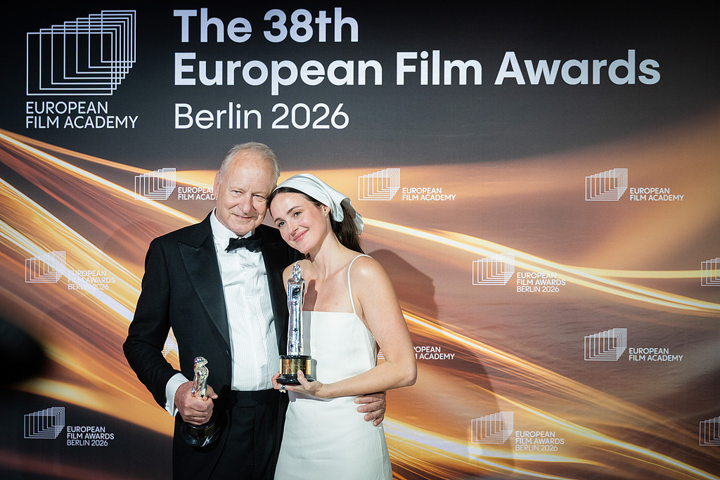 《情感价值》中的父女档斯特兰&middot;斯卡斯加德和雷娜特&middot;赖因斯夫分获最佳男女演员奖