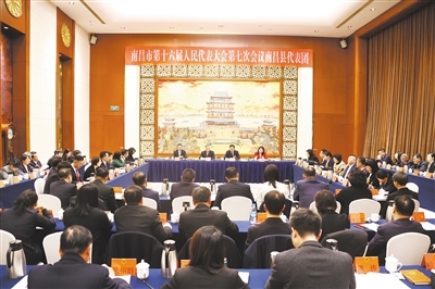 南昌县代表团人大代表审议政府工作报告