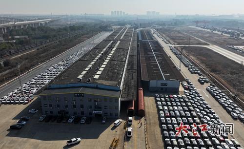 1月14日,在南昌向塘铁路物流基地,工作人员正在对出口沙特、阿联酋、巴林等国家的江铃汽车进行装车作业。大江网视觉江西胡国林摄