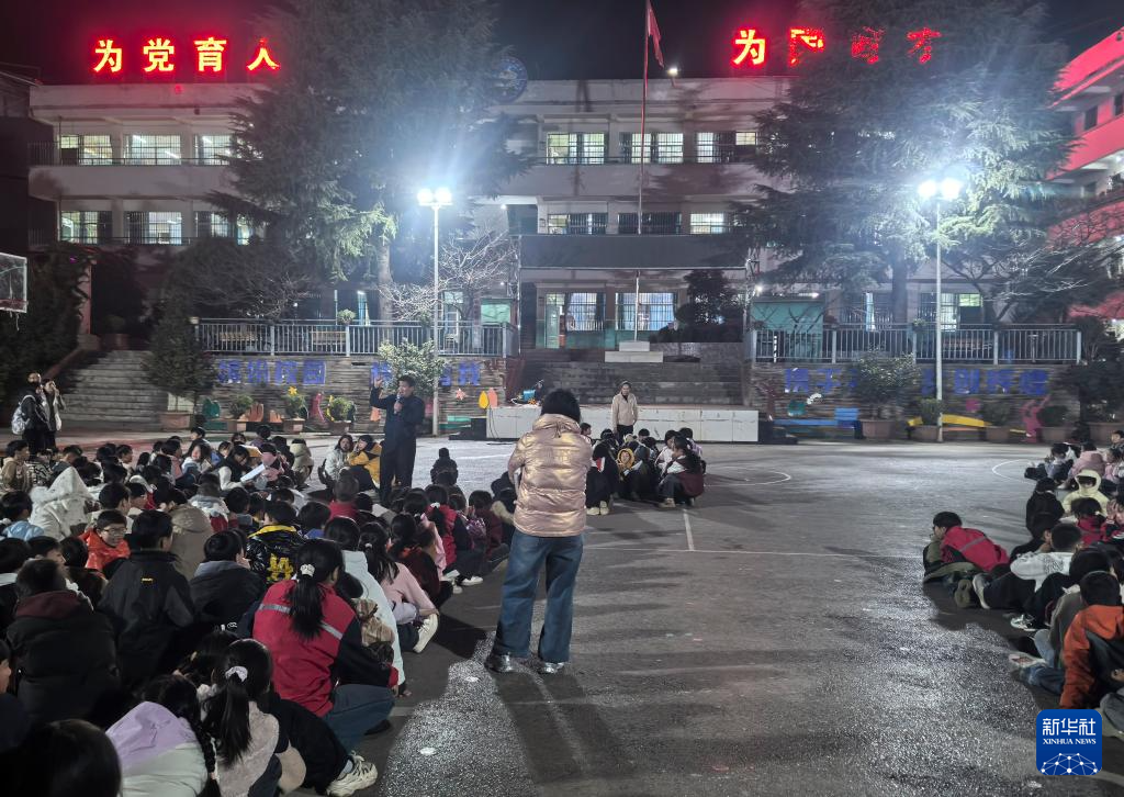 1月19日，巧家县老店中学师生在地震发生后撤离到操场避险。新华社发