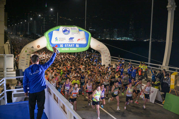 周润发参加香港马拉松比赛。