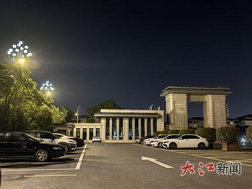 江西省行政中心门口临时停车位已免费对外开放共享。