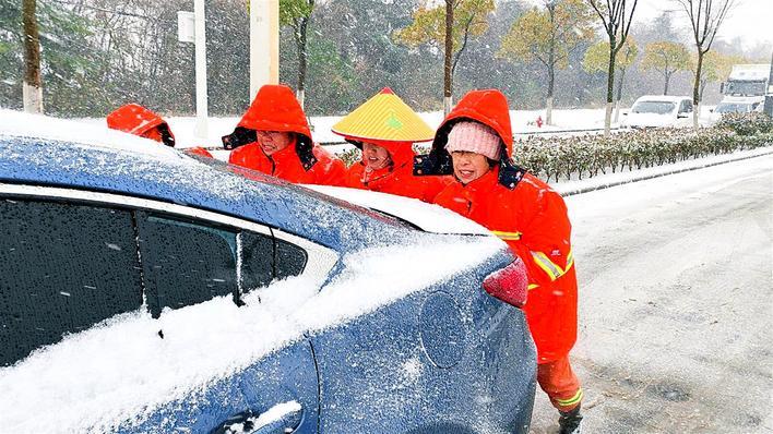 环卫工人帮车辆脱困