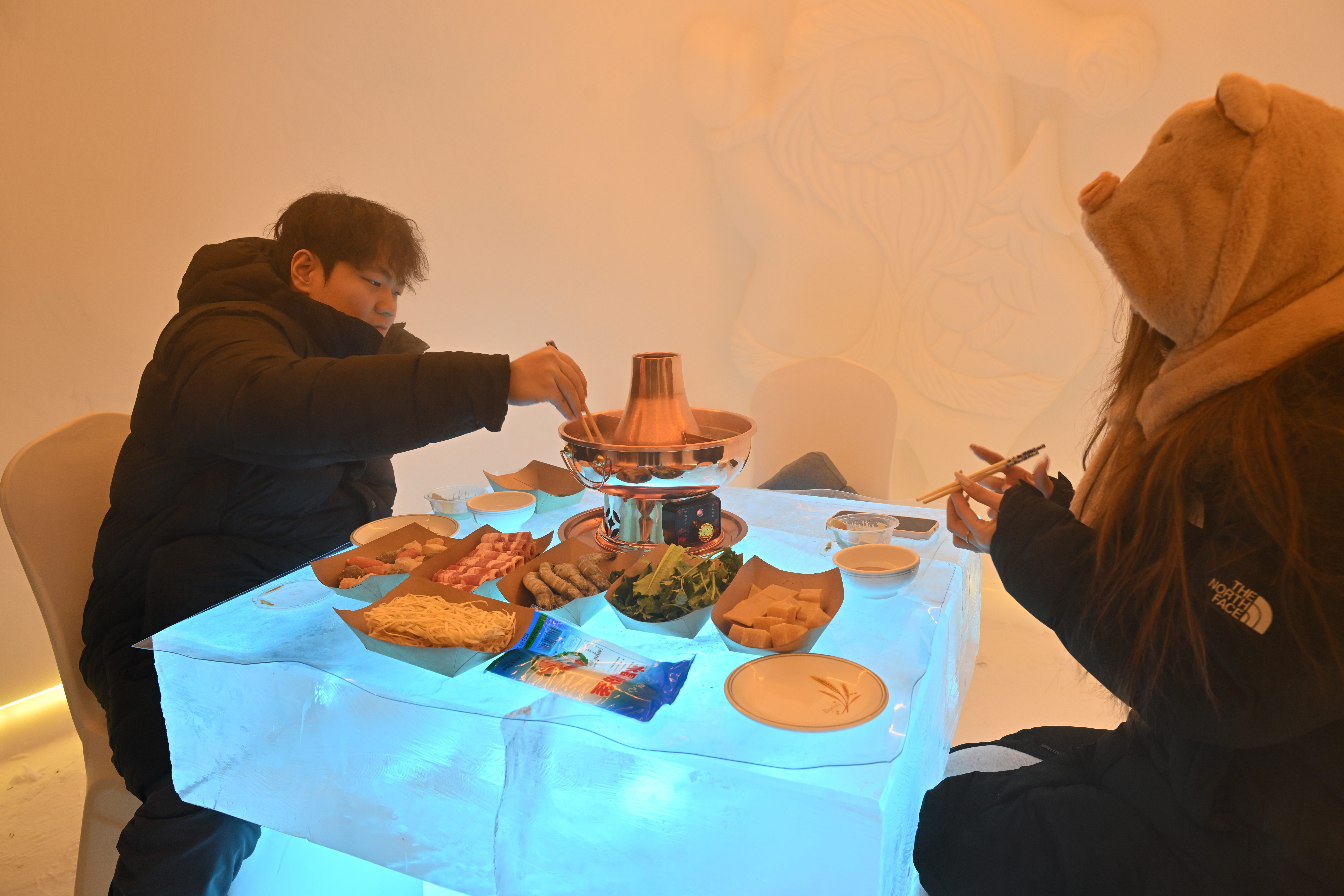 游客在雪屋内吃火锅