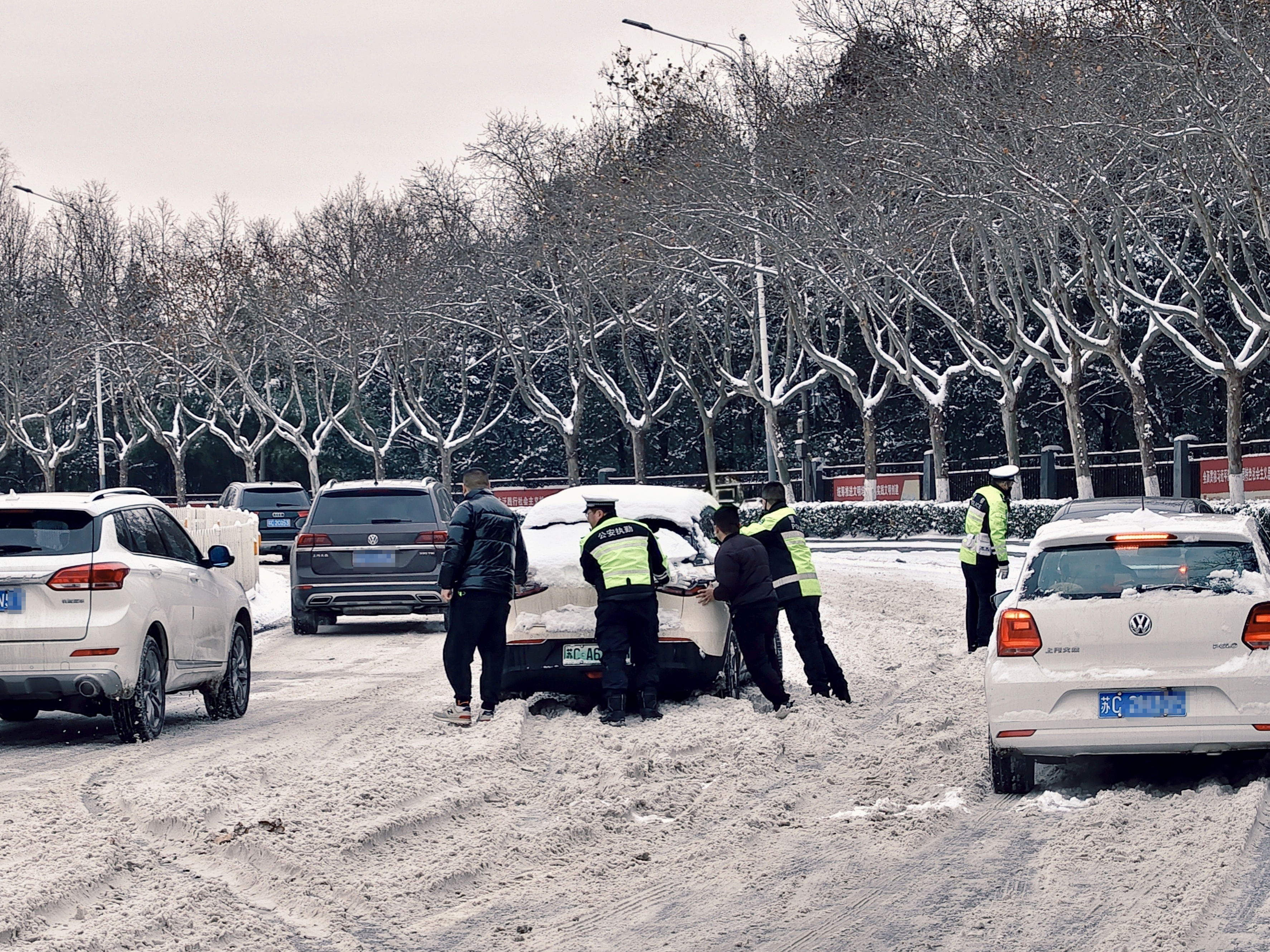 徐州：“热辣”护航融化“冰冷”风雪