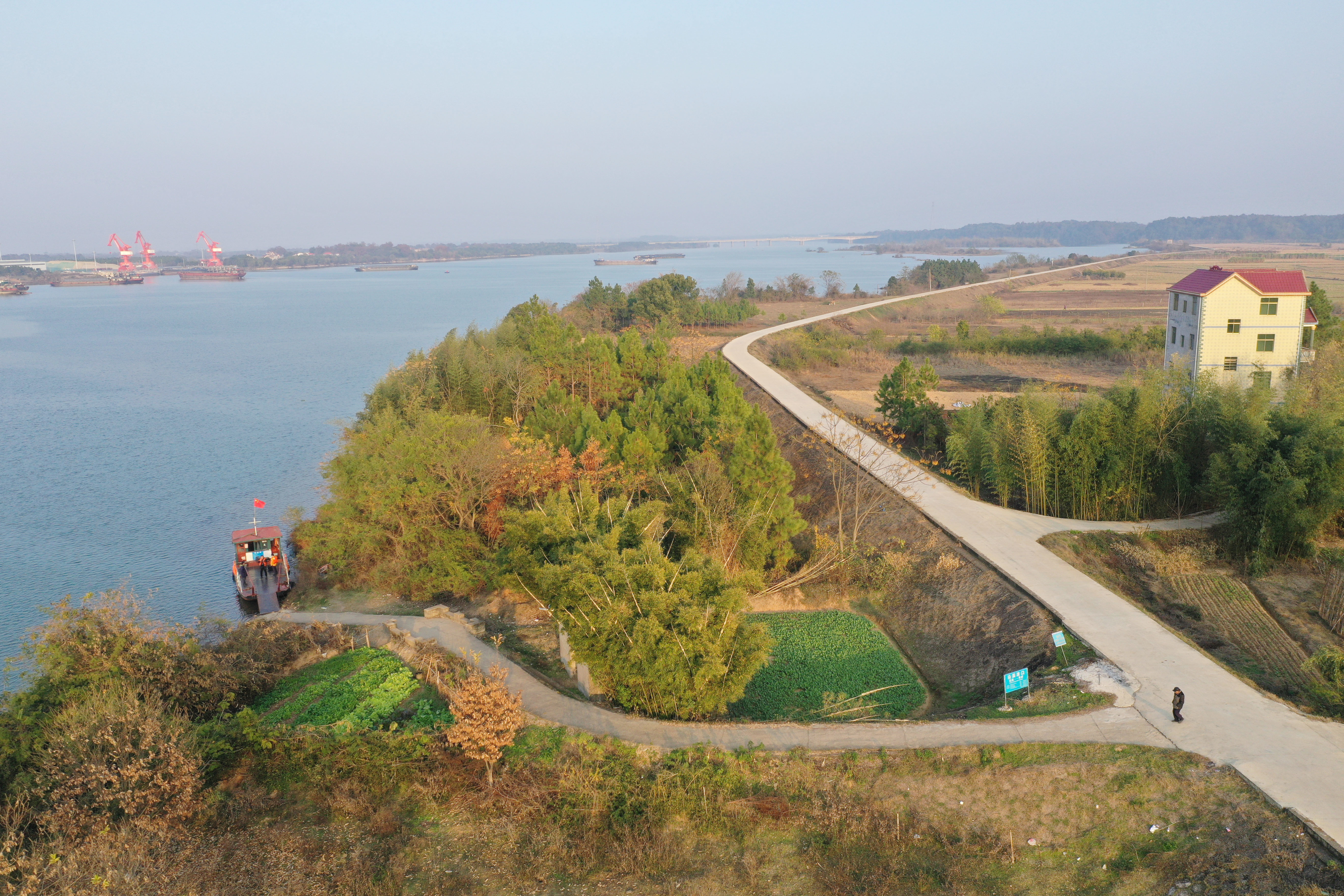 ▲泰和县塘洲镇,村民依靠渡船可以快速到达对岸的沿溪镇和县城。