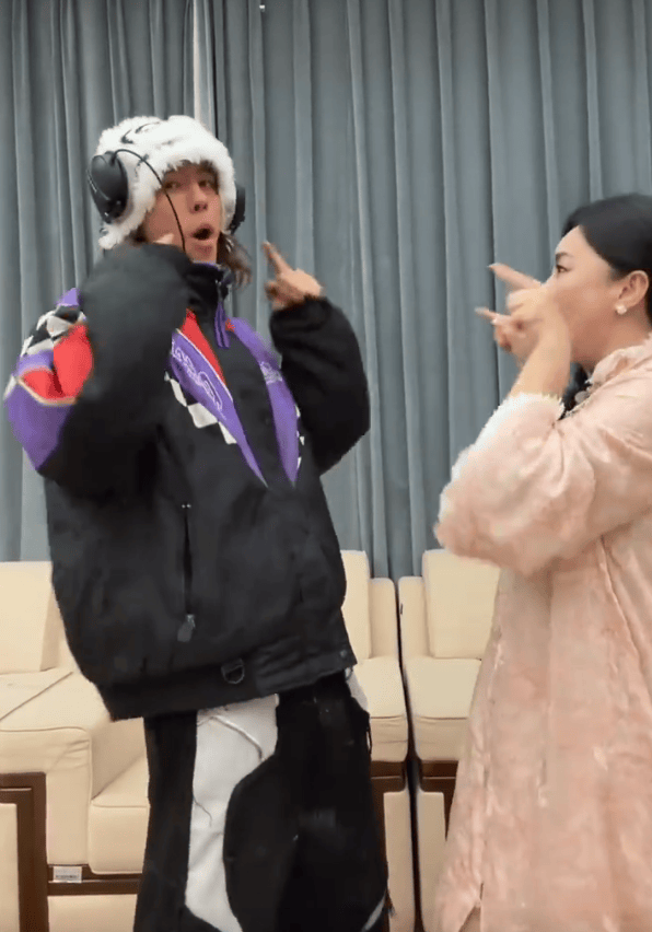 雅酷与妈妈共舞。