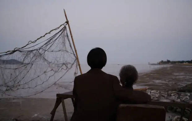 赵丽颖与吴彦姝并肩而坐，望向静谧海面。