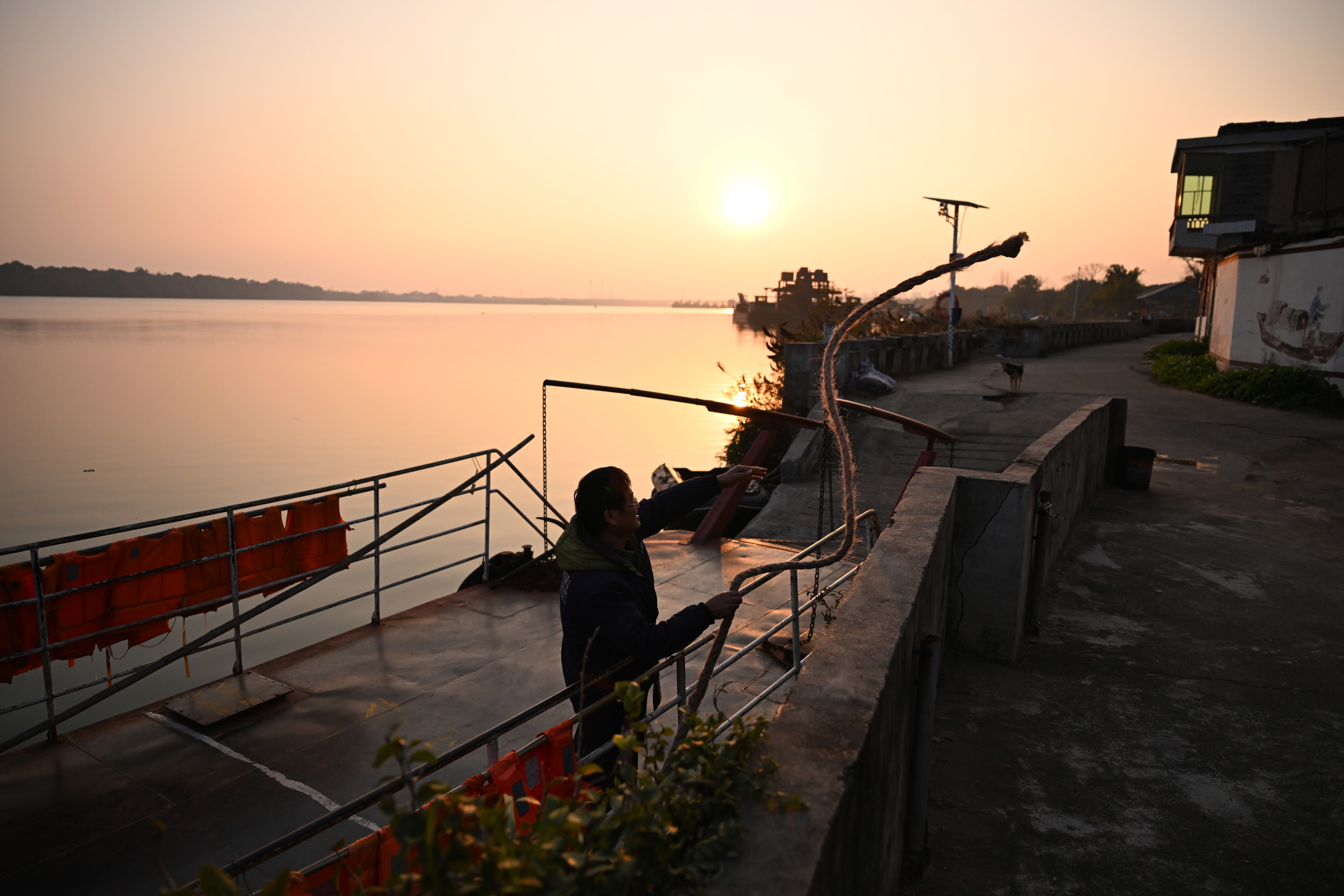 ▲2025年12月26日,沿溪渡口的渡工康宏松系泊渡船。