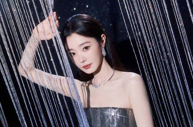 宋轶抬手抚帘，眼神灵动迷人。