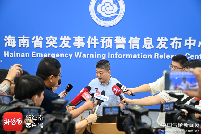 海南省气象局通过召开新闻发布会、组织气象专家解读、联合直播等多种形式主动发声。通讯员 李中伯运 摄