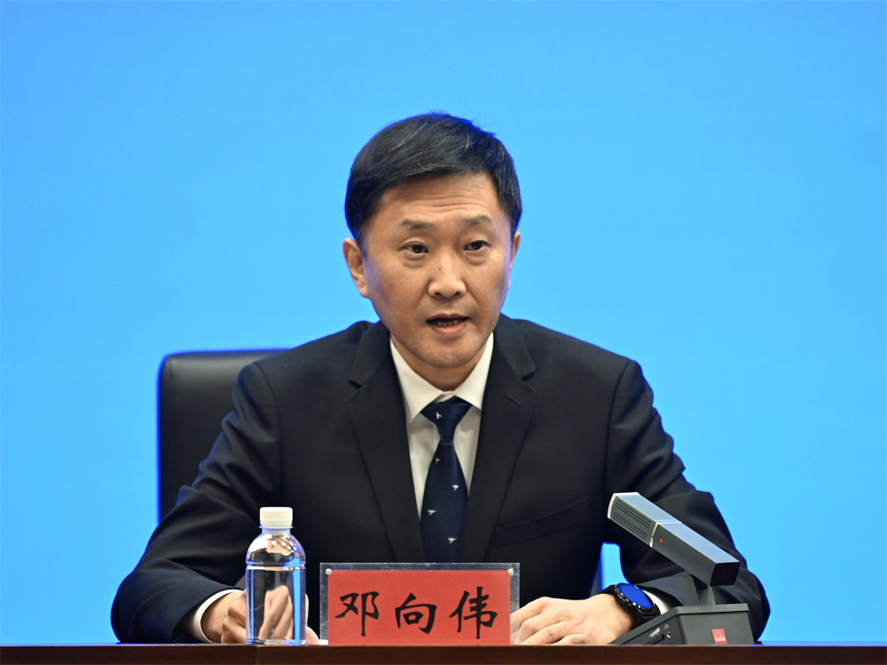 哈尔滨市教育局党组成员、副局长 邓向伟