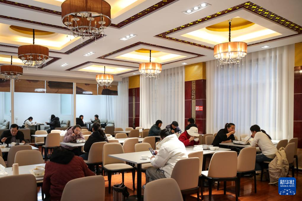 1月17日,人们在甘肃省陇南市两当县的两当宾馆共享食堂内就餐。新华社记者 郎兵兵 摄