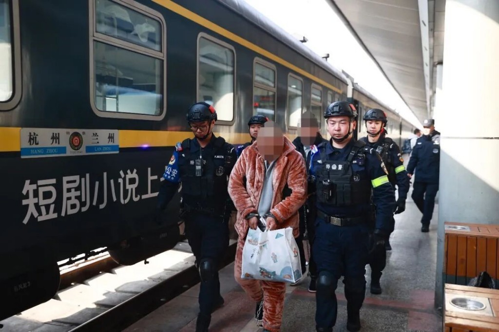 犯罪嫌疑人被押解回兰