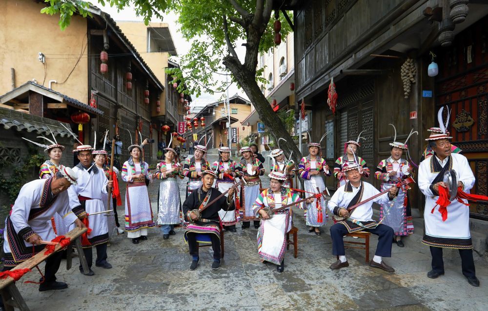 2025年4月28日,甘肃省陇南市文县铁楼藏族乡铁楼村,当地白马人身着民族服饰,用独具特色的土琵琶弹唱迎接游客。冉创昌 摄