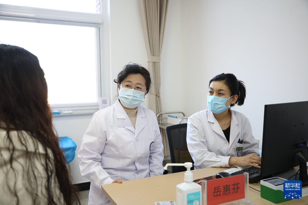 1月17日，在甘肃省漳县人民医院妇产科门诊，白银市妇幼保健院副主任医师丘惠芬（左二）为当地患者义诊。新华社记者　张智敏　摄