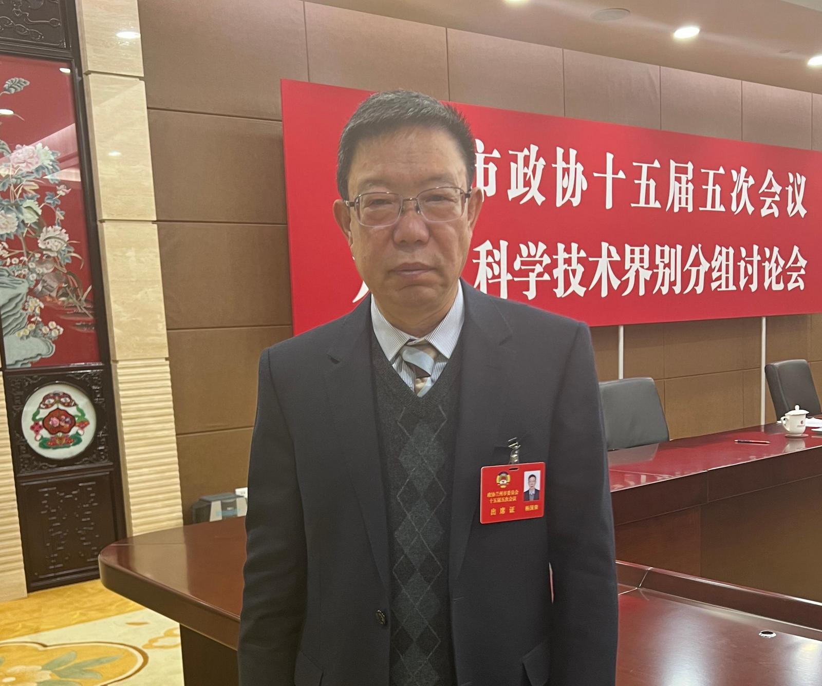 兰州市政协委员杨国荣在会场