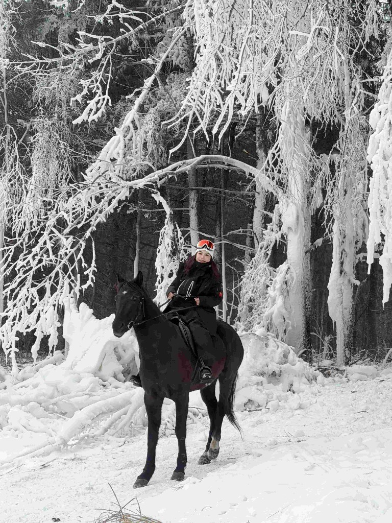 牡丹峰滑雪场体验雪中骑马