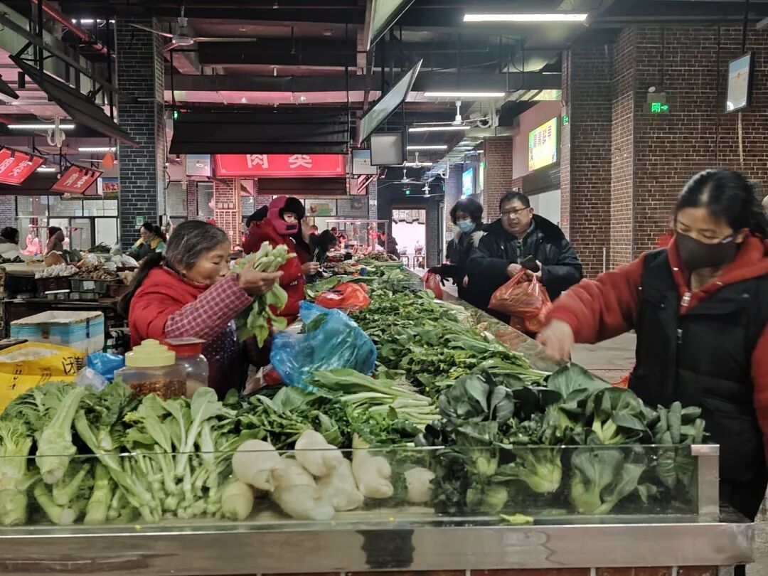 1月21日，奉新县赤岸镇浮云社区辖区的菜市场内，市民正挑选着各类蔬菜。（温军霞 邓建刚 摄）