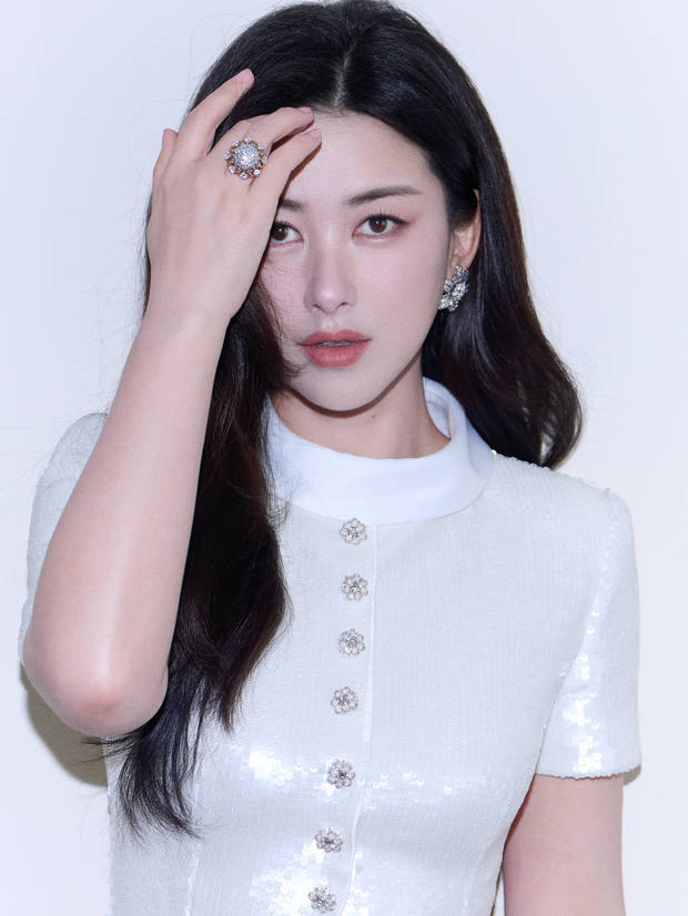 搜狐娱乐讯 18日，工作室分享了一组朱珠美图。图中，朱珠红唇冷眸，气质清冷贵气。