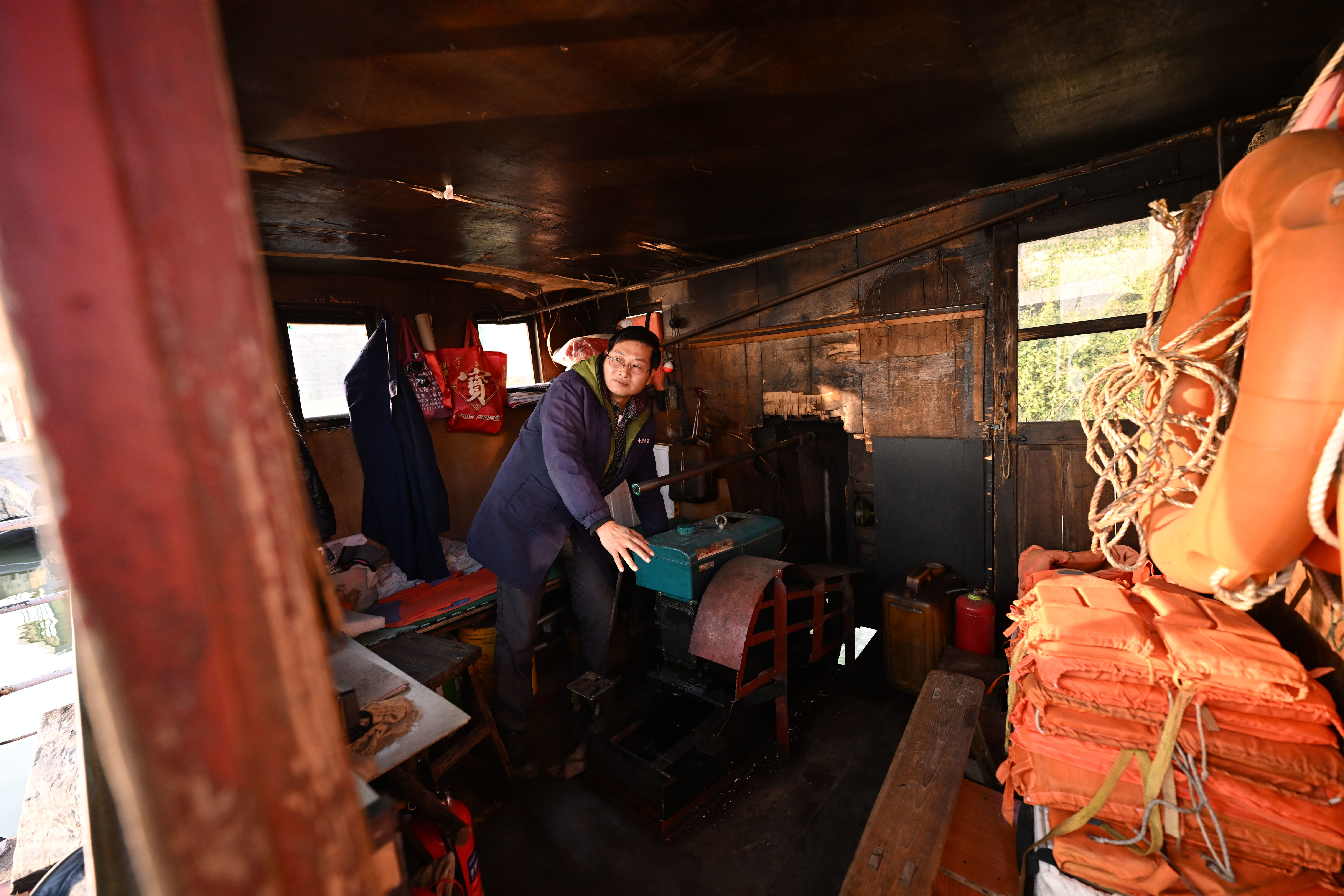 ▲2025年12月26日,沿溪渡口渡工康宏松正在驾驶渡船。