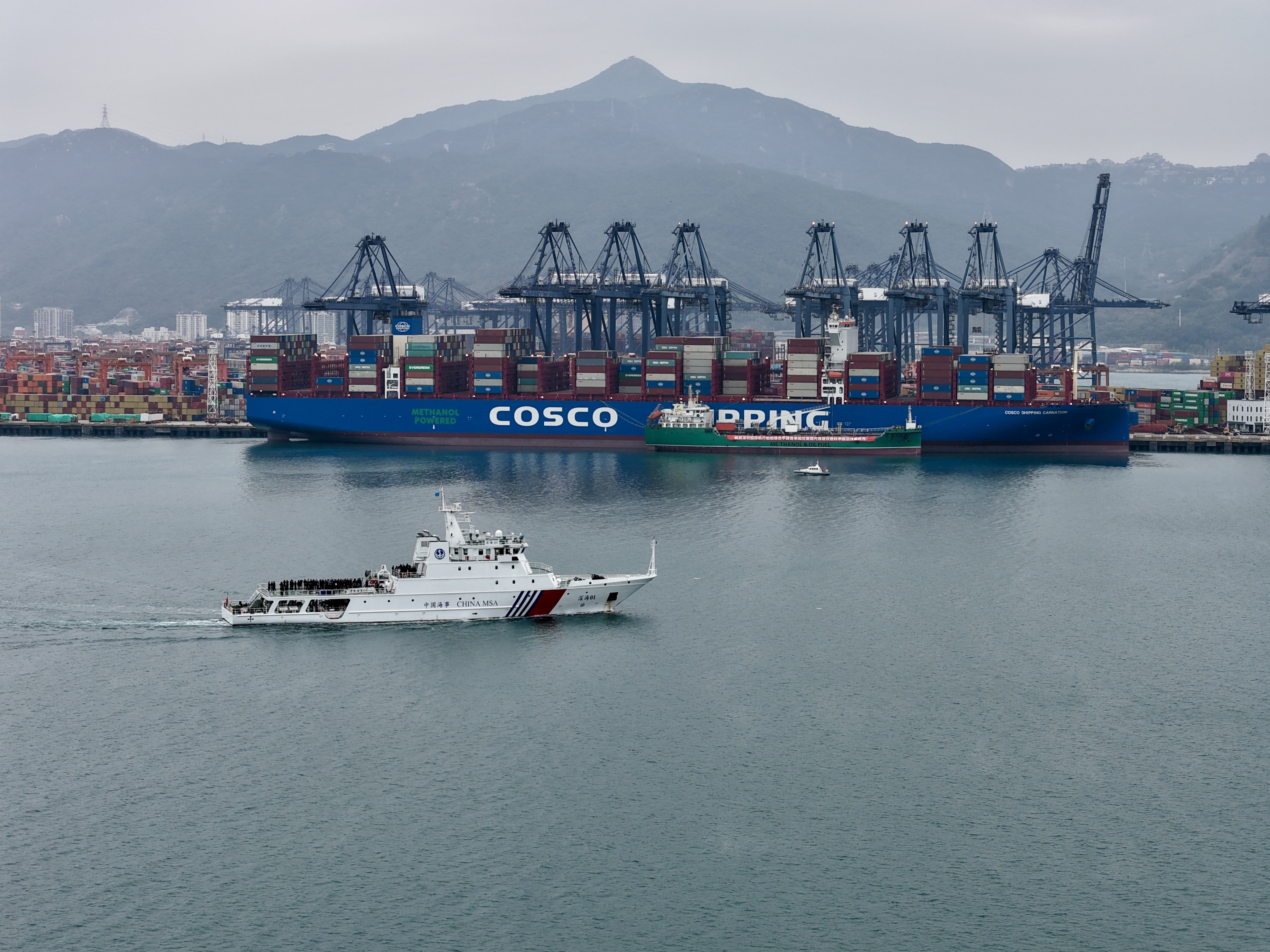 全国首艘自主新建双燃料加注船在深圳 顺利完成绿色甲醇加注