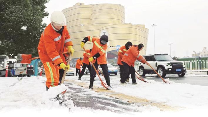 环卫工人铲雪除冰
