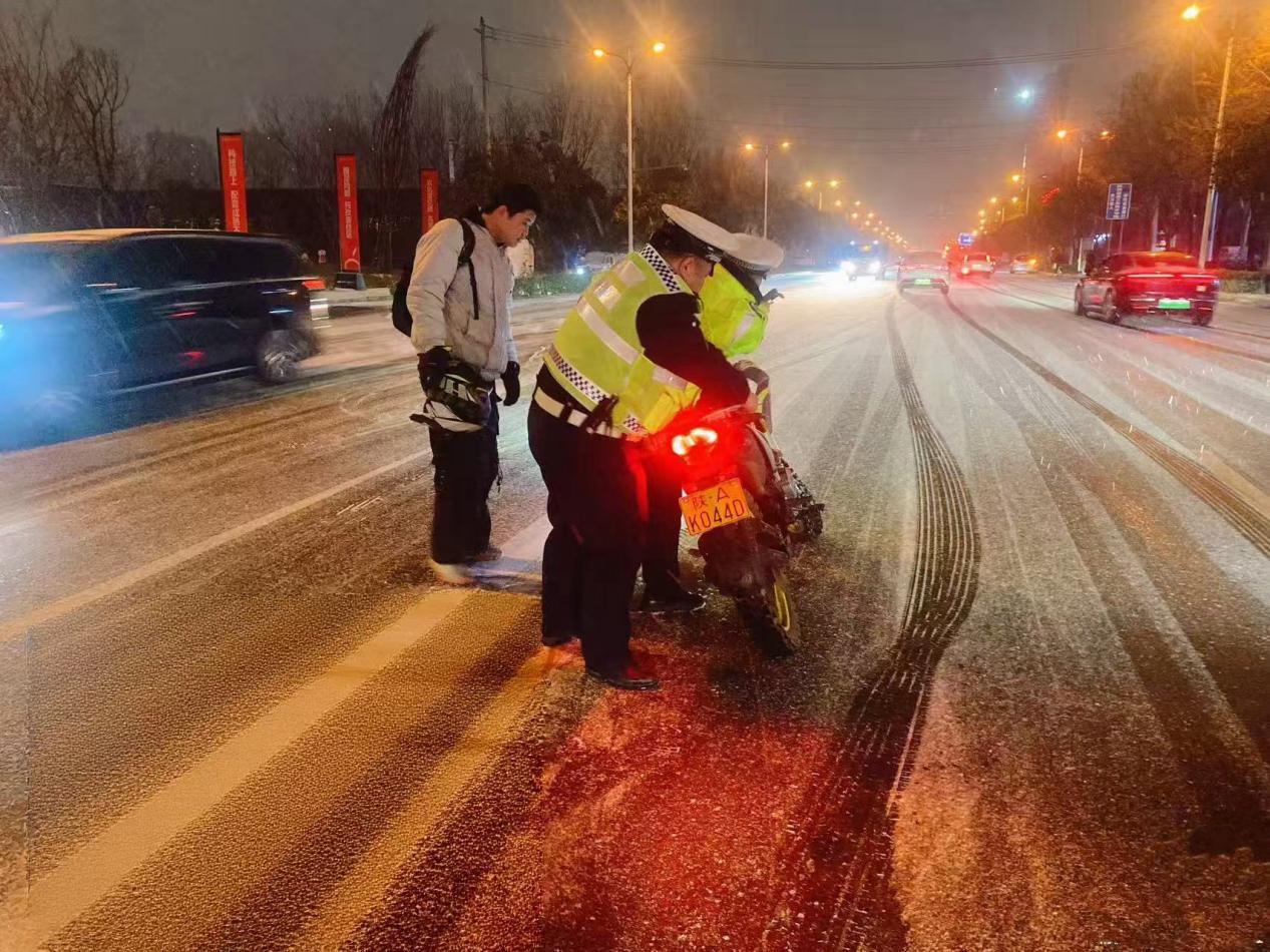 以雪为令！迎战冰雪！西安高新区昼夜奋战 全力确保群众出行顺畅