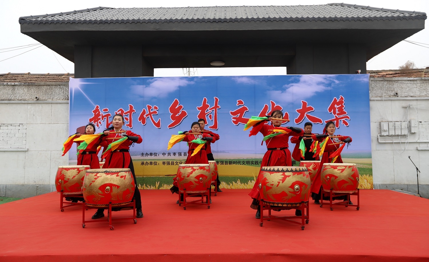 1月16日,河北省衡水市2026年“三下乡”集中示范服务活动枣强县恩察镇主会场,“新时代乡村文化大集”上锣鼓喧天。尹鹏举 摄