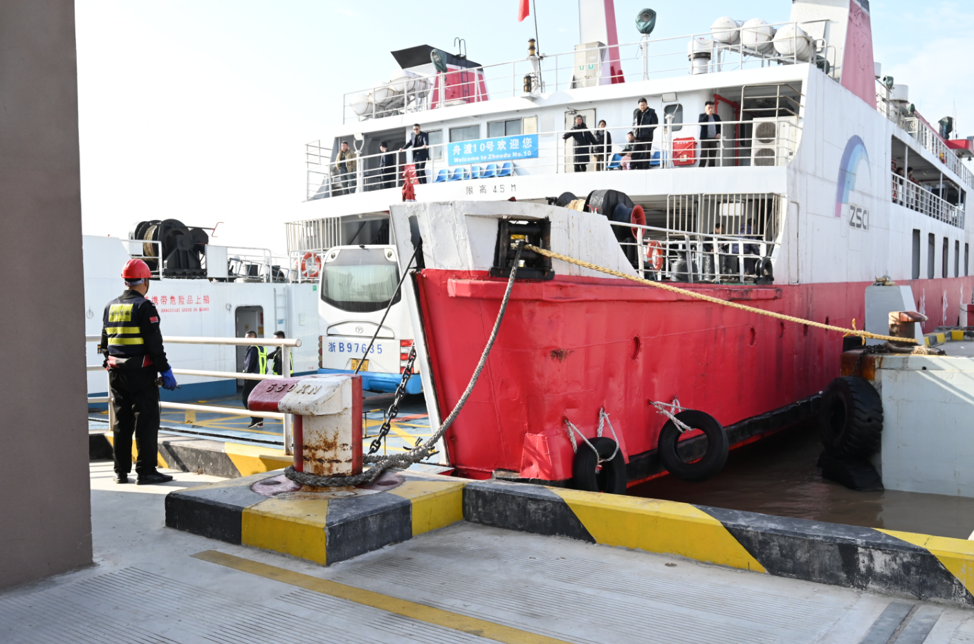 资料图片：2025年春运首日，准备启航出发的客滚船“舟渡10号”（宋兵摄）