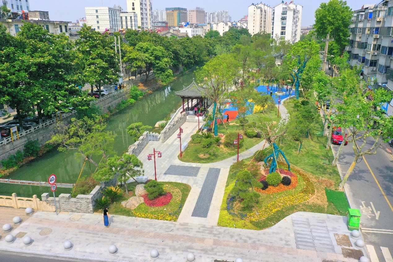图为靖江市人民桥小游园。