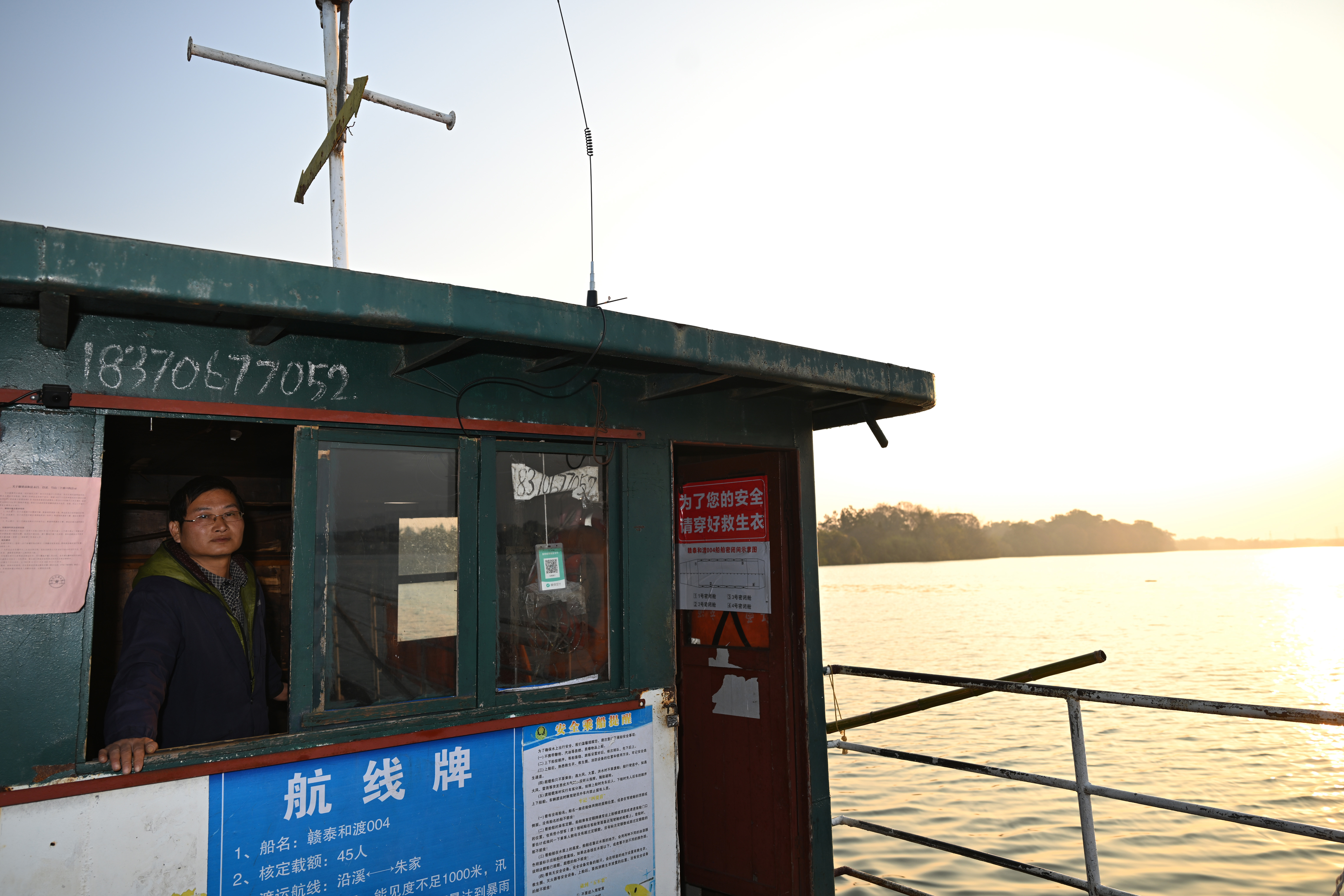 ▲2025年12月26日,沿溪渡口渡工康宏松驾驶渡船横渡赣江。