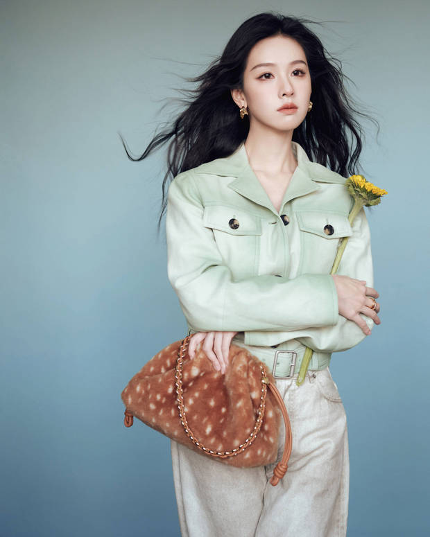 陈都灵发丝飞扬，青春活力。